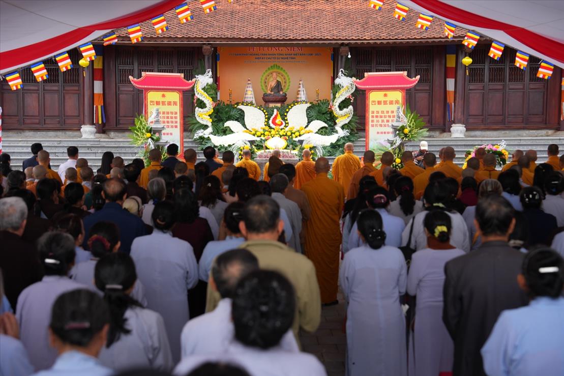 phat-giao-tinh-ha-tinh-trang-nghiem-to-chuc-dai-le-tuong-niem-phat-hoang-tran-nhan-tong 3.jpeg